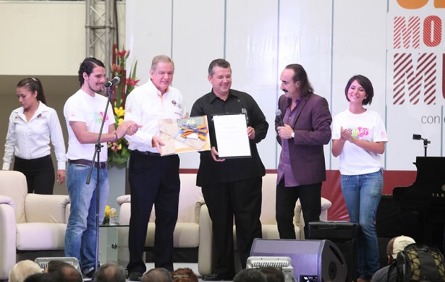 Jorge Octavio Vázquez González Presidente de la FIVS recibe reconocimiento por su voluntad de ayudar
