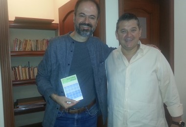 Jorge Octavio Vázquez González recibe a Juan Villoro en la biblioteca Fernando Benítez