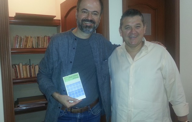 Jorge Octavio Vázquez González recibe a Juan Villoro en la biblioteca Fernando Benítez